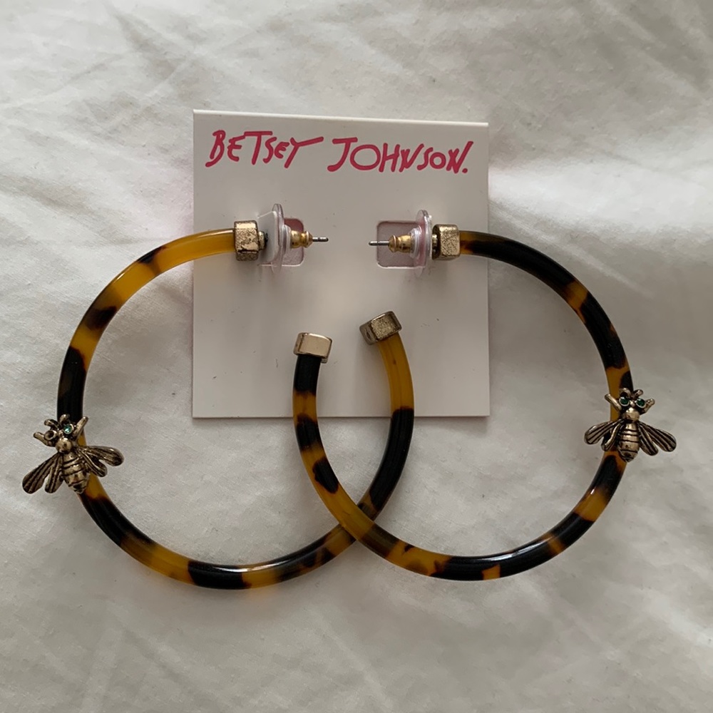 Betsey Johnson tortoiseshell and bee earrings/hoops 🐝